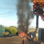 VEÍCULO PEGA FOGO NESSA MANHÃ EM UBERLÂNDIA