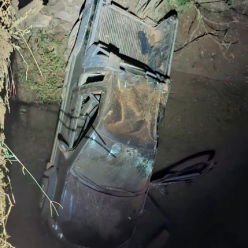 CAMINHONETE CAI DE PONTE E DEIXA VÍTIMA FERIDA EM CASCALHO RICO
